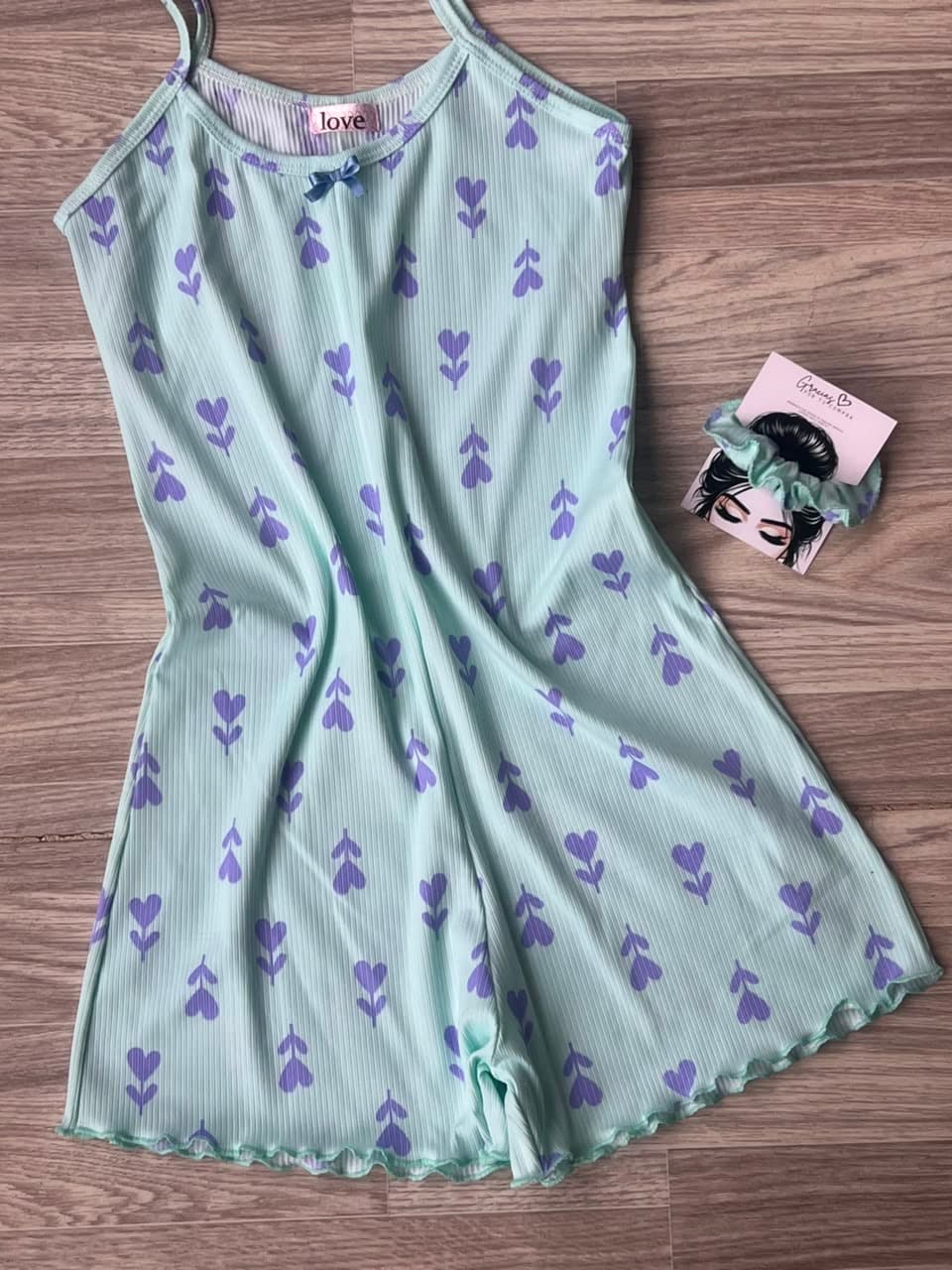 ENTERIZO VERDE CORAZONES MORADOS