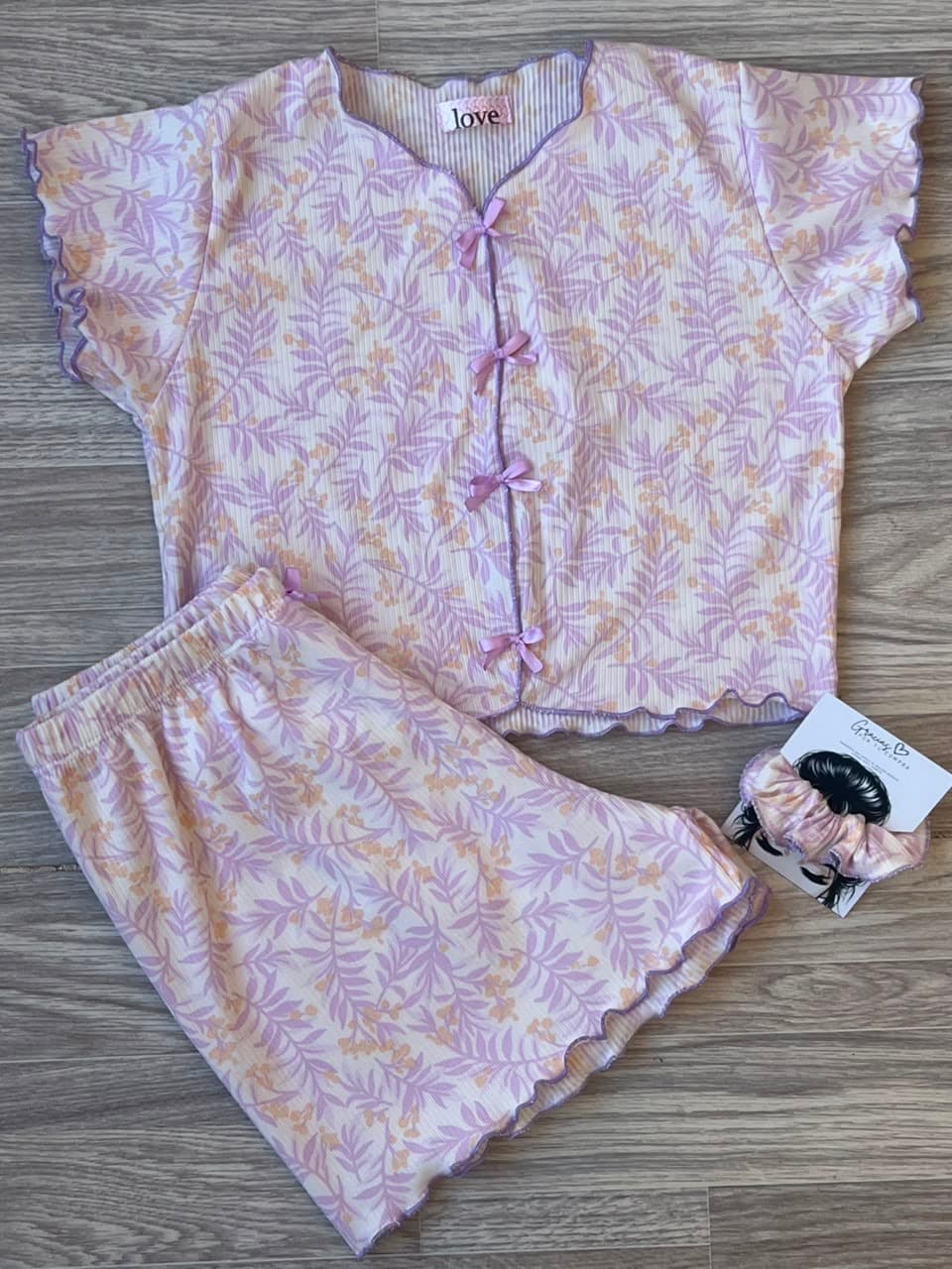 SHORT MANGA DETALLES ROSAS Y NARANJA