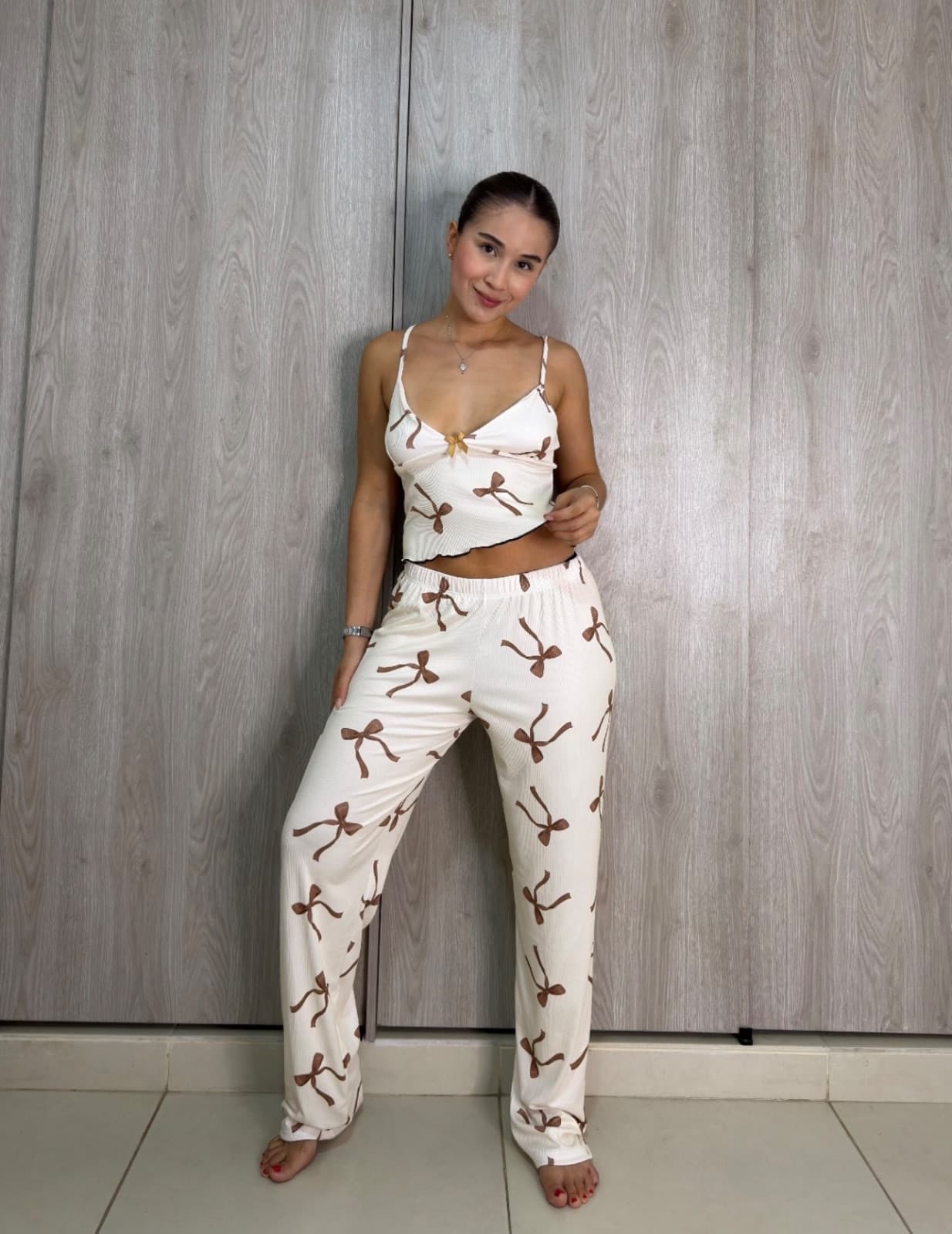 CROP TOP TIRAS Y PANTALÓN MOÑOS CAFÉ
