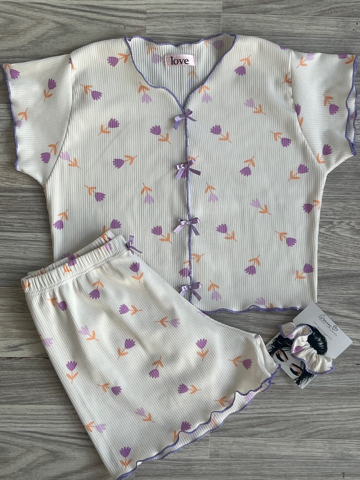 SHORT MANGA BLANCA FLORES MORADAS
