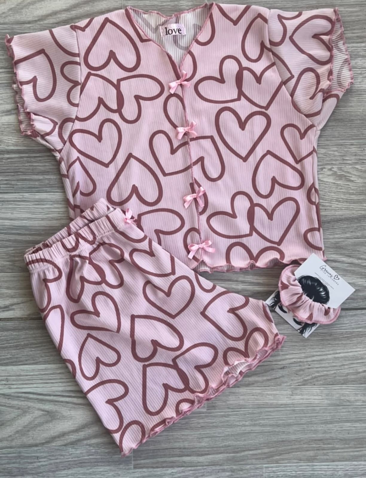 SHORT MANGA ROSA CORAZONES CAFÉ